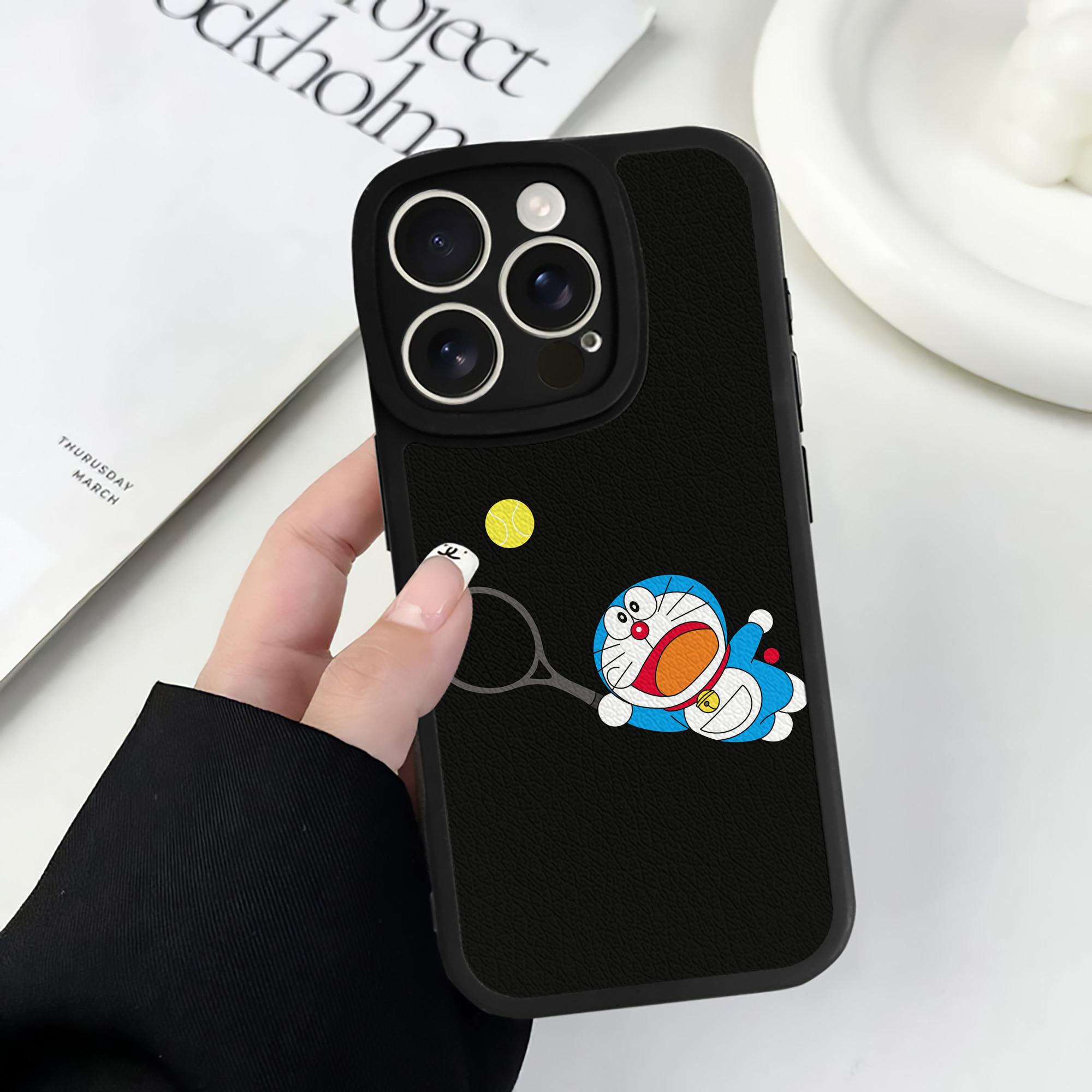 （画像用） ドラえもん Doraemon 【iPhone 16シリーズ対応】シリコンスマホケース（レザー調） 材質：シリコン